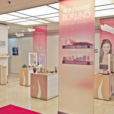 ANNEMARIE BÖRLIND in den Galeries Lafayette | © photocube