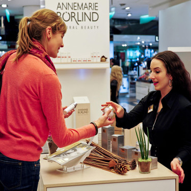 ANNEMARIE BÖRLIND am P.o.S. in den Galeries Lafayette | © photocube